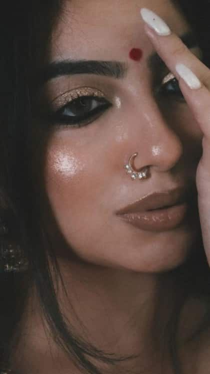 Desi Nose Ring, Gold Nose Ring Design, Nose Piercing Indian, Stud Aesthetic, Nose Ring Designs, Gold Nose Ring, Indian Nose Ring, Gold Nose Rings, Women Faces