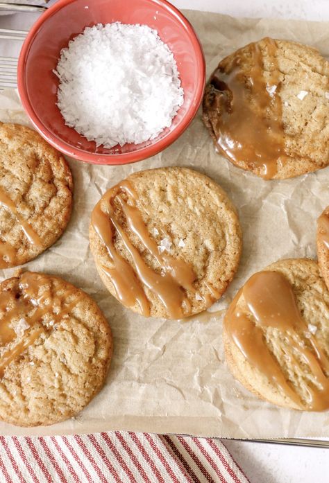 Salted Caramel Cookies Homemade Salted Caramel, Salted Caramel Cookies, Cranberry Orange Muffins, Cocoa Cookies, No Salt Recipes, Caramel Cookies, Oatmeal Chocolate Chip Cookies, Homemade Caramel, Christmas Sugar Cookies