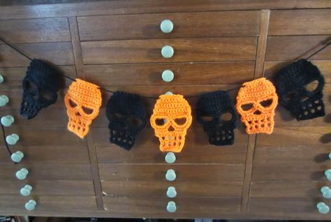 free skull crochet scarf pattern - Buscar con Google Day Of The Dead Crochet, Skull Crochet Pattern, Skull Garland, Skull Crochet, Witch Cupcakes, Crochet Bunting, Crochet Skull, Tea Cosies, Crochet Fun