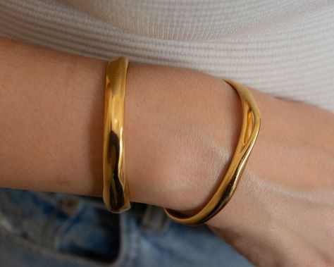 PLEASE KEEP IN MIND THAT THIS LISTING REGARDS ONLY ONE BRACELET. A unique 24k gold plated cuff bracelet with a BOLD and a HOLE design. It's very stylish and you can easily mix it with other cuffs and bangles. It is a great match for our best selling hammered bracelet https://etsy.me/3Nvv35I This beautiful cuff is made from 24K gold plated zamak. * diameter: 2.36 inches (6 cm) * wrist circumference: 6 - 7.5 inches (15.2 - 19.05 cm). * size: 2.48 x 2 inches (63x51.1mm) NICKEL FREE - LEAD FREE GIFT Hammered Bracelet, Greek Gifts, Dainty Gold Bracelet, Going For Gold, Boho Minimalist, Diamond Jewelry Designs, Dope Jewelry, Gold Bracelet Cuff, Gold Cuffs