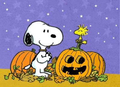 Snoopy and Woodstock celebrate Halloween Days Till Halloween, Hello Kitty Imagenes, Woodstock Peanuts, It's The Great Pumpkin, Charlie Brown Halloween, Peanuts Halloween, Snoopy Halloween, Snoopy Images, Peanuts Cartoon