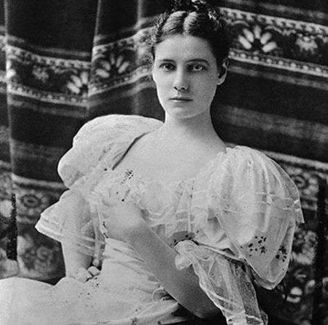 12 Fascinating Women In History Who Deserve Their Own Biopics — Like, Yesterday Natalie Clifford Barney, Joseph Pulitzer, Nellie Bly, Elizabeth Jane, Isadora Duncan, Insane Asylum, The Horrors, Foto Vintage, Interesting History