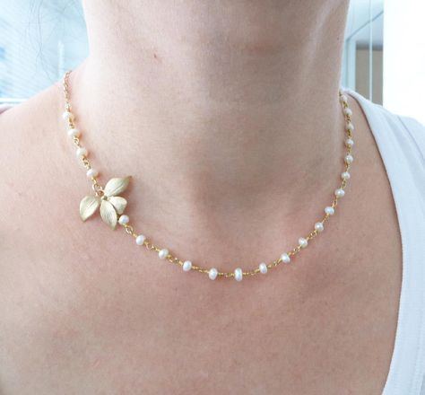 Madhu Priya, Flower Bridesmaid, Choker Necklace Gold, Gold Orchid, Gold Rosary, Pearl Beaded Necklace, Bridal Pearl Necklace, Pearl Necklace Designs, Bridesmaid Pearls