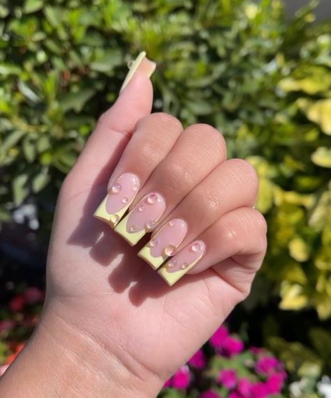 French Tip Raindrop Nails, Light Yellow Acrylic Nails Designs, Raindrop Nails Acrylic, Yellow Nails With Pearls, Raindrop Nail Designs, Yellow Croc Nails, Raindrops Nails, Water Drops Nails, Rain Drop Nails