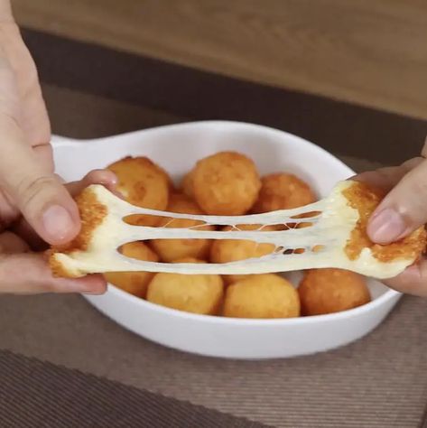 Mozzarella Cheese Balls Recipe, Mozzarella Balls Recipe, Mozzarella Cheese Balls, Cheese Balls Recipe, Fancy Appetizers, Mozzarella Recipes, Baked Cheese, Cheese Ball Recipes, Cheese Bites