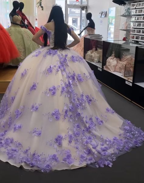 Light Purple Quince Dresses, Lilac Quince, Rapunzel Quince, Purple Quince Dress, Purple Quinceanera Theme, Spiderman Cakes, Quince Photoshoot Ideas, Lavender Quinceanera Dresses, Quince Photoshoot