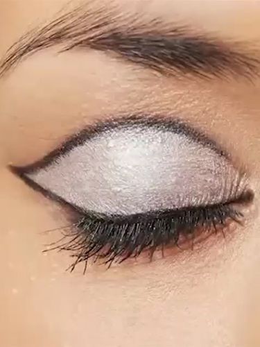 Retro Eye Makeup, Eye Makeup Silver, 70s Eye Makeup, 60s Eye Makeup, Fairy Eye Makeup, Makeup For Over 60, 1960s Makeup, Makeup Silver, Eye Makeup Glitter