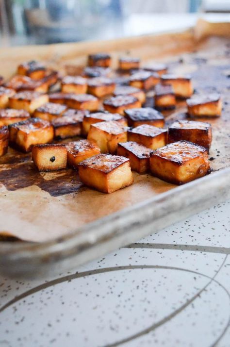 Crispy Roasted Tofu – Review: Yum! The tofu really maintained the flavor of the marinade, and I love that they got crispy with no oil Oven Roasted Tofu, Tofu Baked, Roasted Tofu, Quinoa Bowls, Vegan Tofu, Tofu Dishes, Seitan, Tofu Recipes, Tempeh