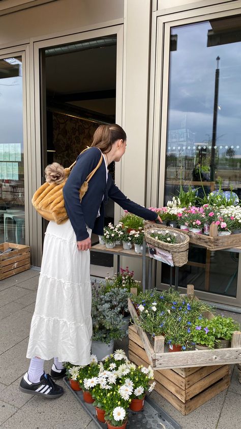 Girl standing infront of a flower buquet with the brandy melville maxi skirt and adidas sambas Modest Spring Dresses, Recreate Outfits, Photo Moodboard, Adidas Samba Outfits, Samba Outfits, Japan Outfits, Maxi Skirt Outfit, Adidas Samba Outfit, Adidas Sambas