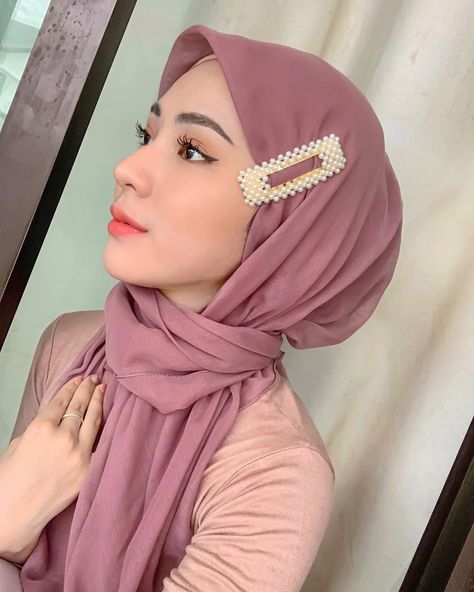 Image may contain: one or more people and closeup Hijab Bando, Selfie Hijab, Awek Tudung, Makeup Secret, Eid Outfit, Casual Hijab, Style Hijab, Muslim Women Hijab, Open Order