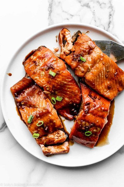 This honey garlic soy salmon comes together in 35 minutes with just 6 simple ingredients. Marinate the salmon in a flavorful sauce, and then reduce it down to make a tasty glaze for the juicy, flaky baked salmon. Easy dinner recipe on sallysbakingaddiction.com Red Lobster Alfredo Sauce Recipe, Salmon Marinade Recipes, Simple Baked Salmon, Soy Glazed Salmon, Soy Salmon, Salmon Marinade, Salmon Glaze Recipes, Honey Garlic Salmon, Marinated Salmon