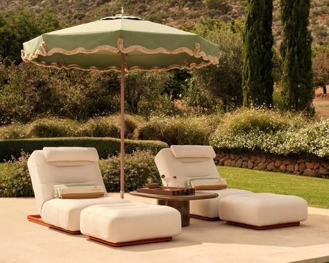 Important Considerations to Select Outdoor Furniture - haven-studios.com Cottage Restaurant, Soho Beach House, Marbella Club, Club Furniture, Beach Furniture, Outdoor Loungers, Outdoor Sinks, Interior Design Games, Interior Design Process