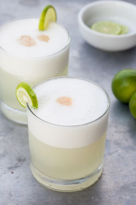 Tequila Sour Recipe, Tequila Sour, Vodka Soda, Sour Foods, Thanksgiving Drinks, Pisco Sour, Sour Cocktail, Classic Bar, Peruvian Recipes