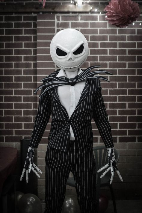 Jack And Sally Costumes, Halloween Costumes Pop Culture, Jack Skellington Halloween Costume, Jack Skellington Cosplay, Nightmare Before Christmas Costume, Jack Skellington Costume, Doflamingo Wallpaper, Halloween Infantil, Homemade Halloween Costumes