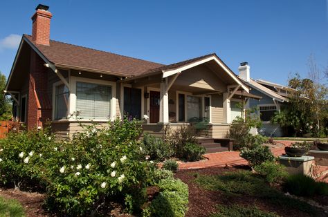 Bungalows come in many shapes and styles. Learn to recognize the various types, see pictures, and learn the history that spans from 1905-1930. American Bungalow House, White Craftsman House, Single Story Bungalow, White Craftsman, Beachy Farmhouse, Farmhouse Exterior Colors, American Bungalow, White Farmhouse Exterior, Brick Farmhouse