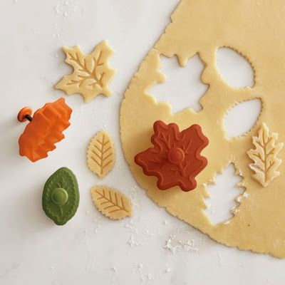 Thanksgiving Apple Pie, Pie Crust Designs, Fall Pies, Mini Pumpkin Pies, Perfect Pie Crust, Thanksgiving Pies, Decorative Leaves, Perfect Pies, Thanksgiving Desserts