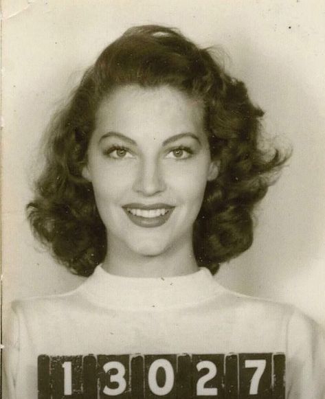 the classics, darling. on Instagram: “19 year old Ava Gardner photographed for her MGM employment questionnaire, 1942. Swipe to see the filled out form! - - - ((Ava’s name has…” Ava Gardener, Klasik Hollywood, Celebrity Mugshots, Jemima Kirke, Stars D'hollywood, Dorothy Lamour, Louise Brooks, Ava Gardner, Sharon Tate