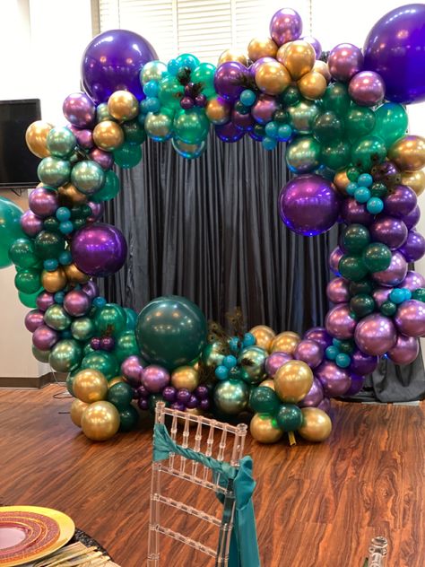 Peacock Theme Decoration For Birthday, Peacock Balloon Garland, Jewel Tone Balloon Arch, Boujee Party, Peacock Party Theme, Peacock Party Decorations, Peacock Birthday Party, Aladdin Theme, Peacock Birthday