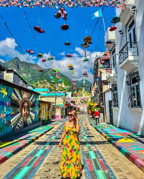 Lago Atitlán El lago de Atitlán es uno de los lugares más encantadores de Guatemala, en Centroamérica. Es difícil explicar en qué consiste su belleza. Tal vez porque se encuentra a 1500 metros de altura, tal vez porque es rodeado de cerros y volcanes; tal vez porque los pueblos mayas, que lo habitan, aún conservan sus orígenes y tradiciones... #guatemala #antigua #antiguaguatemala #lagoatitlan #atitlan #mayas Guatemala, Antigua Guatemala