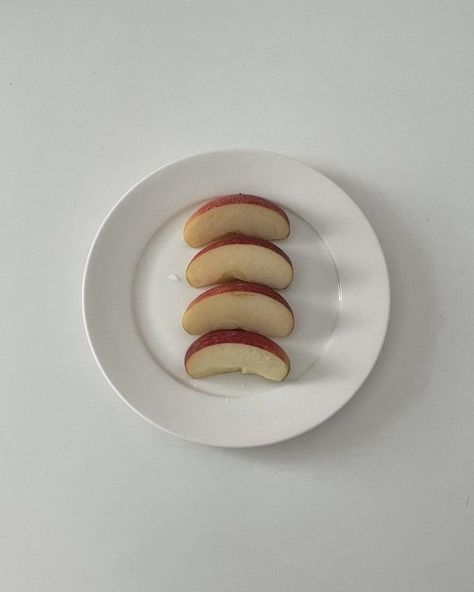 背景 シンプル, Apple Slices, Something Sweet, Red Apple, I Love Food, Cute Food, Low Calorie, Aesthetic Food, Not Mine