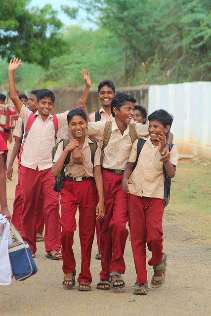 Schoolboys Indian Romance, Childhood Memories Art, Kurta Palazzo Set, Amazing India, Education In India, Village Photography, India School, Alone Photography, India People