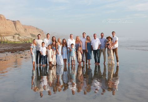 Large Family Photo Shoot Ideas Lake, Large Family Beach Pictures Outfits, Beach Big Family Photos, Family Photos On The Beach Ideas, Big Family Beach Photos, Large Family Photo Shoot Ideas Beach, Beach Large Family Photos, Large Family Beach Photos Color Schemes, Big Family Beach Pictures