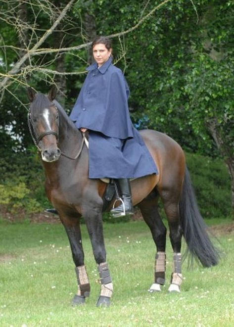 impermeable-long-plr-style-cape | by Umhaenge2010 Inverness Cape, Girls Cape, Rubber Raincoats, Horse Photographer, Rain Cape, Equestrian Girls, Riding Outfit, Inverness, Rain Wear