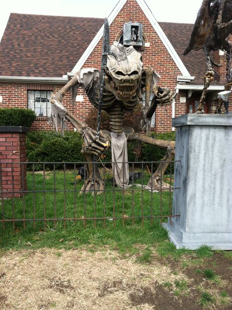 Halloween on Main St. Fairborn Ohio~wow! Monster Mud Grim Reaper, Monster Mud Projects, Monster Mud, Giant Props, Trail Ideas, Cheap Halloween Diy, Cheap Diy Halloween Decorations, Halloween Monsters, Halloween Forum