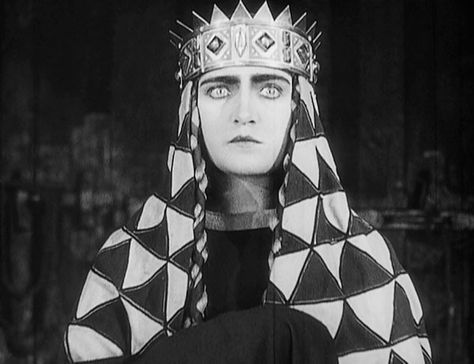 In Kriemhild's Revenge, Marguerithe Schon's wide-eyed stare, her heavy makeup, and the abstract shapes in her costume create a stylized composition completely in keeping with the rest of the film. Fritz Lang, German Expressionism, 캐릭터 드로잉, Arte Inspo, Poses References, Silent Film, Film Stills, Photo Reference, Vintage Photography