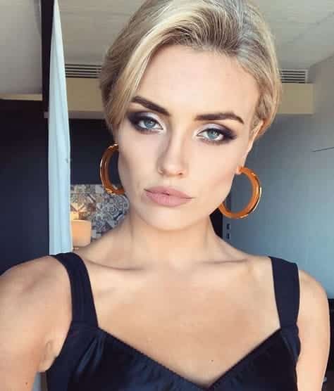 Wallis Day Biography, Wiki, Height, Boyfriend & More - Social News Daily Wallis Day, Lucien Laviscount, Professional Swimmers, Theatre School, Drama School, London College, Hair Color Blue, English Actresses, Short Blonde Hair