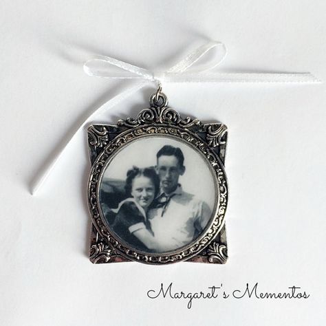 Wedding Bouquet Photo Charm with Chain by MargaretsMementos Bridal Horseshoe, Bouquet Locket, Wedding Bouquet Photo Charm, Flower Bride, Photo Bouquet, Wedding Bouquet Charms, Wedding Horseshoes, Personalized Champagne Flutes, Bridal Brooch Bouquet