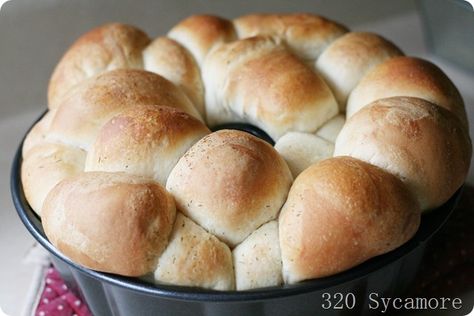 dill rolls Easy Roll Recipe, Bundt Pan Recipes, Rhodes Rolls, Frozen Dinner Rolls, Bundt Recipes, Frozen Rolls, Easy Rolls, Frozen Dinners, Homemade Dinner Rolls