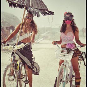 Lila & Eva-500pix--isn't that clever but does it work.... Burning Man Bike, Africa Burn, Cool Umbrellas, Burning Man Fashion, Black Rock City, Rock City, Burning Man Festival, I Want To Ride My Bicycle, Man Bike