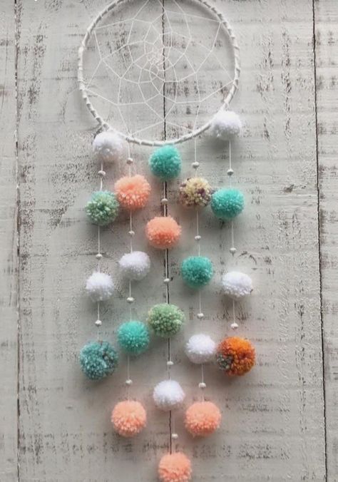 Mobile Kids, Wool Crafts Diy, Dreamcatcher Baby, Mobiles For Kids, Pom Pom Decorations, Pom Crafts, Crafty Decor, Wall Hanging Handmade, Wall Decor Boho