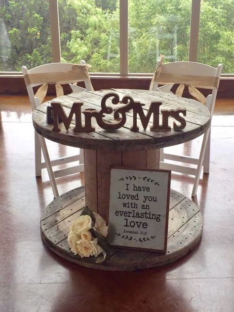 Country Wedding Centerpieces, Sunflower Wedding Decorations, Outdoor Country Wedding, Diy Outdoor Weddings, Spool Tables, Country Theme Wedding, Wedding Cake Table, Rustic Wedding Diy, Rustic Weddings