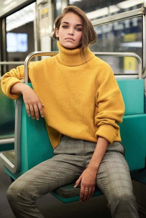 Fan of Chunky Turtlenecks Mustard Turtleneck Outfits, Jumper Outfit Fall, Yellow Turtleneck Outfit, Turtle Neck Sweater Outfit, Yellow Sweater Outfit, Mustard Jumper, Classy Work Attire, Turtleneck Outfits, Cozy Winter Fashion