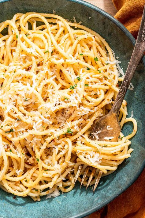 This 5-Ingredient Midnight Pasta Is My Favorite Weeknight Dinner Midnight Pasta, Pasta Dinners, Pasta Dinner Recipes, Italian Dinner, Simply Recipes, Entree Recipes, 5 Ingredient, Anchovies, Pasta Recipe