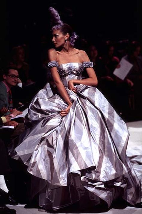 Galliano Dior, Givenchy Couture, Runway Fashion Couture, Vintage Runway, Dior Couture, Couture Runway, John Galliano, Runway Collection, A Dress