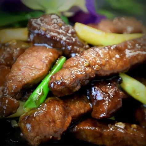 Beef And Scallion Stir Fry, Chinese Brown Sauce, Spring Onion Recipes, Garlic Beef, Beef Strips, How To Cook Beef, Brown Sauce, Fried Beef, Beef Stir Fry