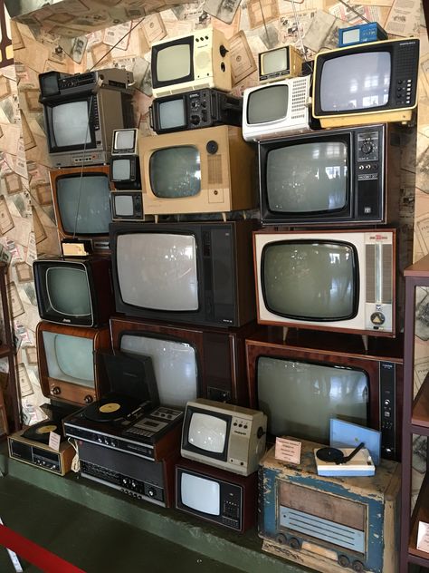 Old Television, Old Tv Reference, Vintage Television Aesthetic, 80s Living Room Aesthetic, Old Television Aesthetic, Vintage Box Tv, Old Tv Installation, Persian Decor, Crt Tv