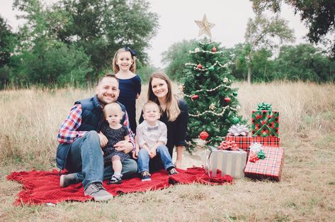 Diy Christmas Photoshoot Family Outdoor, Christmas Picture Ideas Outdoor, Christmas Mini Sessions Outdoor Family, Family Christmas Minis, Christmas Photo Set Up Outdoor, Outdoor Christmas Photoshoot Ideas Family, Christmas Photoshoot Ideas Outdoor, Christmas Photography Ideas, Christmas Mini Sessions Outdoor Setup