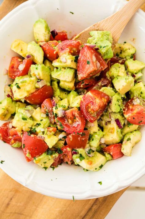 Frischer Tomaten-Avocado-Salat mit nur vier Zutaten, blitzschnell gemacht. Vegan und kalorienarm. Passt super gut zu Kartoffeln. #avocado #salat #schnell #einfach #vegan #gesund #kalorienarm 15 Minute Meals, Veggie Bowl, Smashed Potatoes, Healthy Food Motivation, 140 Pounds, Eat Smart, Nutrition Health, My Career, Proper Nutrition