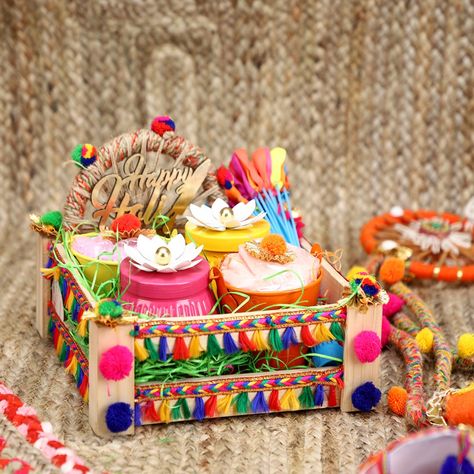 Navratri Gift Hampers, Holi Gift Hamper Ideas, Holi Gift Packing Ideas, Holi Packing Ideas, Holi Hamper Packing, Lohri Gifts Hampers, Teej Decorations, Holi Platter, Holi Hampers