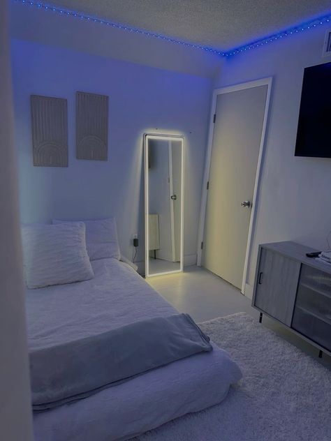 Small Bedroom Aesthetic Minimalist Cozy, Square Room Set Up Bedroom, Room Inspiration Bedroom Cozy Simple, Bedroom Idea Minimalist, Small Bedroom Aesthetic Minimalist, Small Room Inspo Aesthetic Cozy, Simple Room Ideas Minimalism, Minimalist Bedroom Small Simple, Small Room Big Bed Ideas