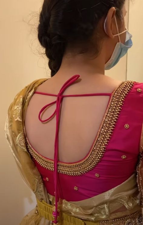 Simple Back Neck Aari Blouse Designs, Silk Saree Makeup Look, Jari Saree Blouse Designs, Silk Saree Draping Styles, Saree With Jewellery, Silk Suit Design, Saree Makeup Look, Aari Blouse Design, Bridal Aari Work Blouse