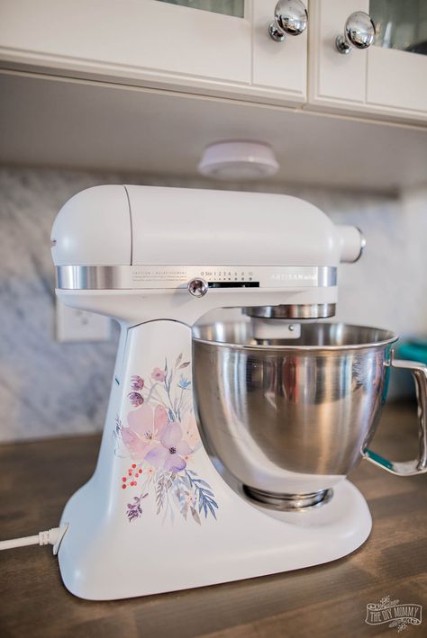 You can make a watercolor floral decal for your mixer with print and cut vinyl and the Cricut Explore Air 2! Full tutorial here. | thediymommy.com Cricut Projects To Sell, Diy Mommy, Cricut Supplies, Cricut Explore Projects, Projets Cricut, Maker Project, Floral Decal, Cricut Explore Air 2, Cricut Projects Beginner