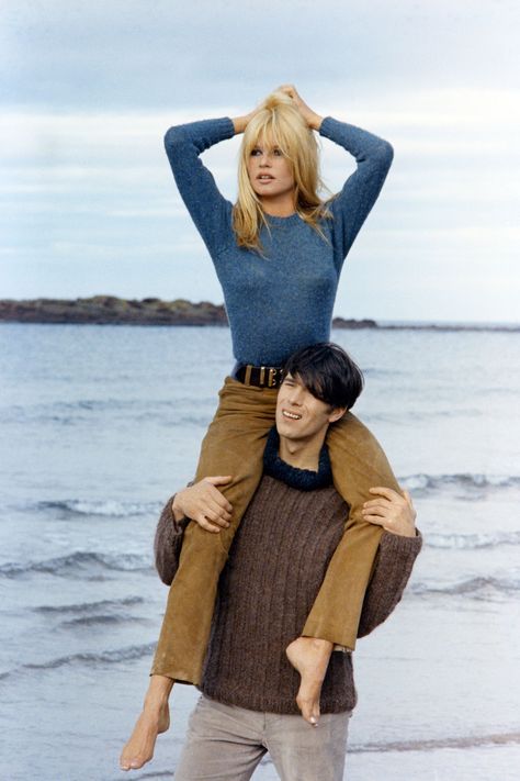 Bridgette Bardot, Style Année 60, North Berwick, Bridget Bardot, Pull Bleu, Bardot Style, French Actress, Stil Inspiration, 1960s Fashion