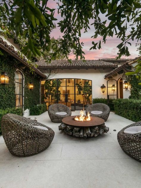 Hollywood Mansion, Quotes Home Decor, Quotes Home, Home Decor Minimalist, Hollywood Homes, Casa Patio, Casas Coloniales, Spanish Style Homes, Decor Quotes