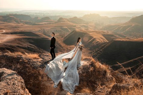 Sumba prewedding Pelaminan Modern, Bali Prewedding, Pose Prewedding, Bride Groom Poses, Prewedding Outdoor, Pre Wedding Photoshoot Outfit, Pre Wedding Shoot Ideas, Pre Wedding Photoshoot Outdoor, Wedding Backdrop Design