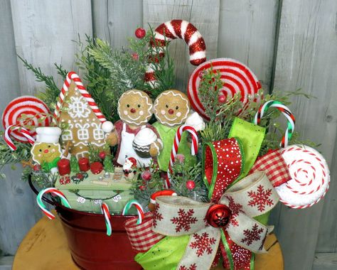 Baking Gingerbread Cookies, Gingerbread Centerpiece, Candy Cane Gingerbread, Land Of Sweets, Christmas Mantle Decor, Wooden Snowflakes, Fabulous Christmas, Christmas Centerpiece, Christmas Mantle